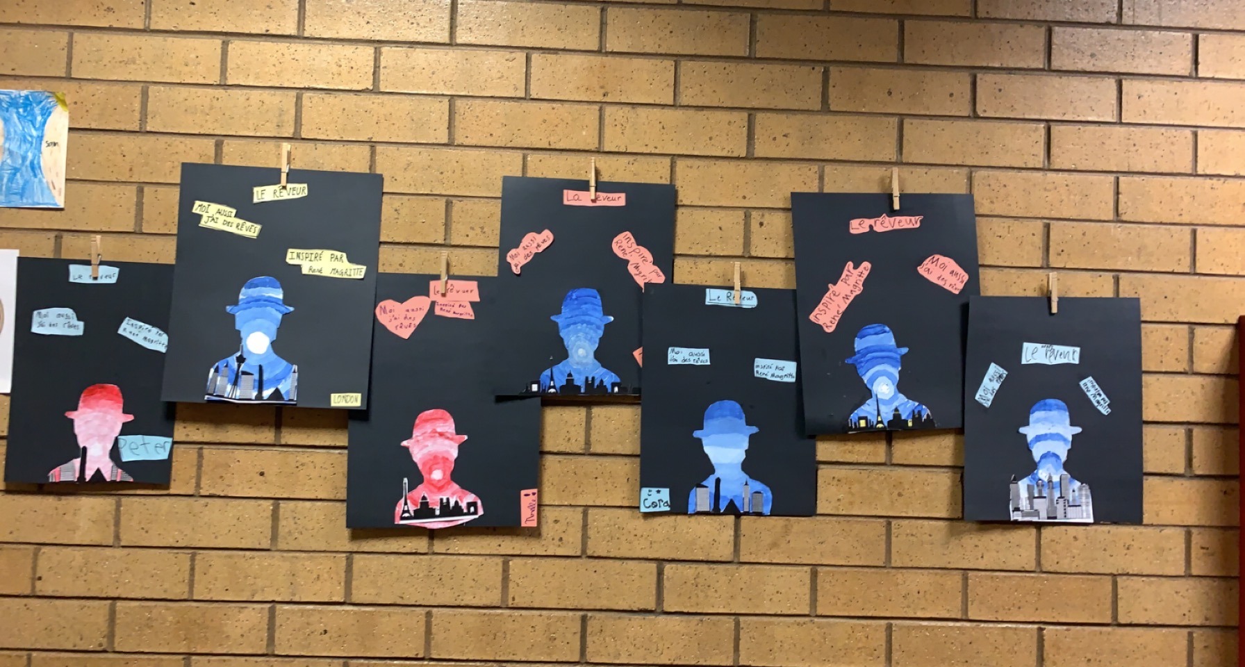 Affichage des réalisations dans le couloir